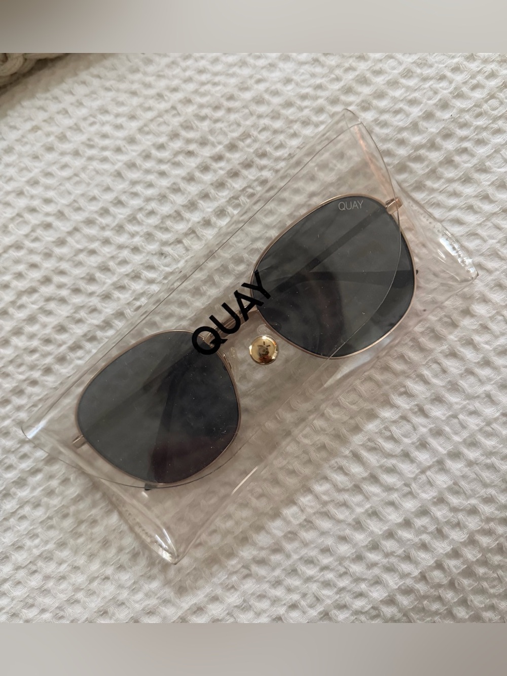 QUAY Jezabell Sunglasses with case